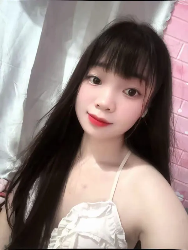 Linnaa from Vietnam starting a live video chat from her phone